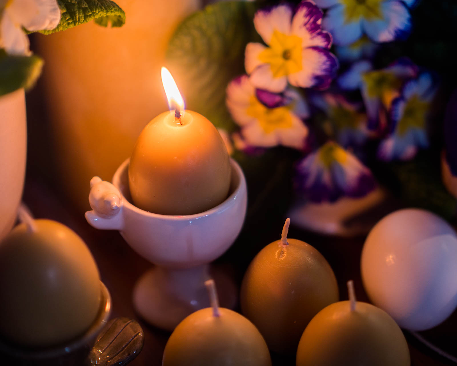 How to Make Egg-Shaped Beeswax Candles with Empty Eggshells
