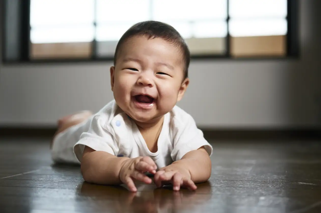 Why babies need the freedom to move + floor activities for each stage by Josée Bergeron